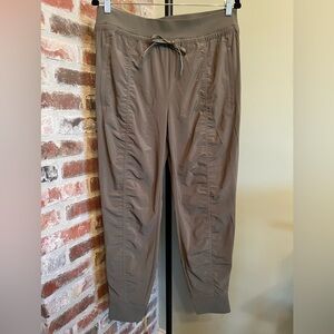 Athleta attitude pants in green | size 14